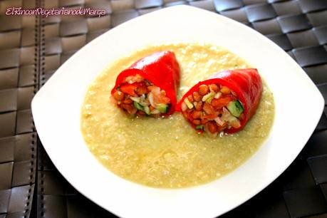 Pimientos del piquillo rellenos de ensalada de lentejas sobre salsa de cebolla dulce