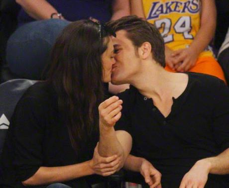 The Vampire Diaries: Paul Wesley (Stefan) y Phoebe Tonkin, Domingo Romántico, 15 de marzo