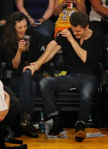 The Vampire Diaries: Paul Wesley (Stefan) y Phoebe Tonkin, Domingo Romántico, 15 de marzo