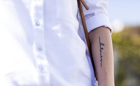 street style barbara crespo white shirt denim shorts hakei bag fashion bloger sevilla outfit blog de moda street style barbara crespo white shirt denim shorts hakei bag fashion bloger sevilla outfit blog de moda