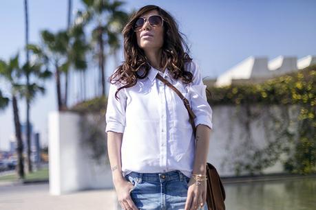 street style barbara crespo white shirt denim shorts hakei bag fashion bloger sevilla outfit blog de moda