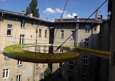 Pasarela verde flotando en el aire conecta dos oficinas