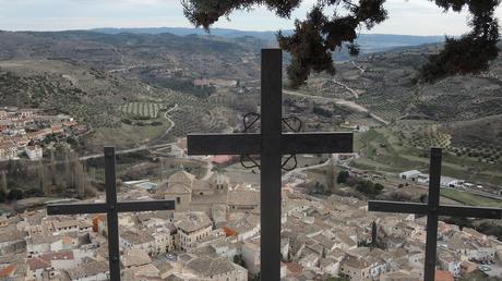 Escapada a Pastrana, villa ducal y mística Remate del via crucis sobre la colina, velando por la villa ducal