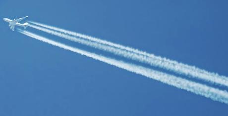 ¿Qué sucede en el aire cuando una aeronave alcanza altitudes elevadas?