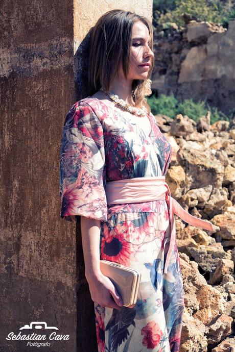 Modelo posando apoyada en pared con vestido kimono con flores en las minas de mazarron