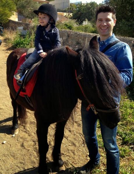 Plan perfecto con peques. Visita a la Fundación la Granja (caballos y mucho más) y comida en Sitges con unas vistas geniales.