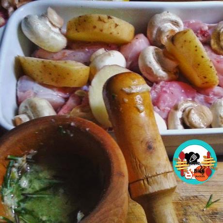 Conejo asado con patatas y champiñones