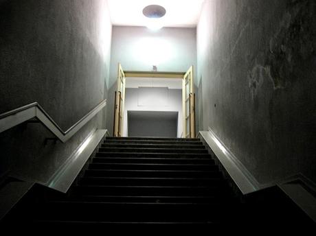 Recuerdos que golpean: el peldaño a mitad de la escalera