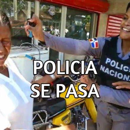 Mujer policía se pasa: Le tira Gas Pimienta a una Manifestante.