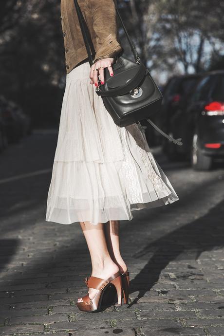 PFW_Paris_Fashion_Week-Tulle_Skirt-Suede_Jacket_Levis-Louis_Vuitton_Clogs_Shoes-Outfit-Street_Style-40