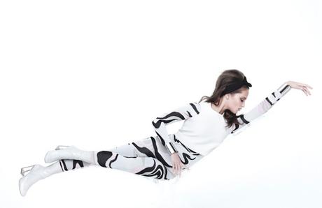 Alicia Vikander luce un precioso estilo de los sesenta para W Magazine