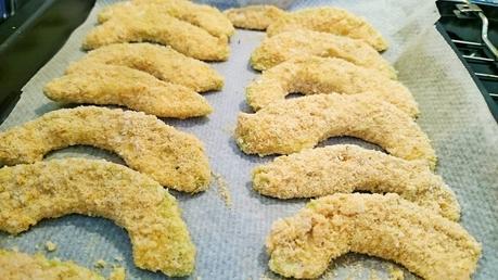 Hamburguesa mexicana de frijoles negros con Pico de gallo y aguacates fritos