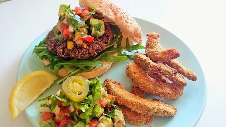 Hamburguesa mexicana de frijoles negros con Pico de gallo y aguacates fritos