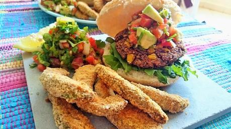 Hamburguesa mexicana de frijoles negros con Pico de gallo y aguacates fritos