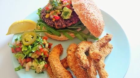 Hamburguesa mexicana de frijoles negros con Pico de gallo y aguacates fritos