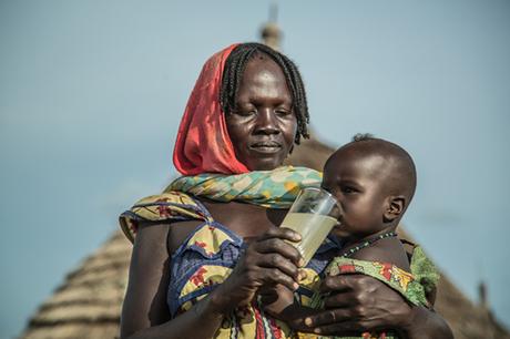  Achta Fadoul da de beber el agua del pozo a su hijo, en Midjiguir, a 23 kilómetros de Mangalmé, en el Chad. (Foto: Pablo Tosco, cortesía de Intermón Oxfam) 
