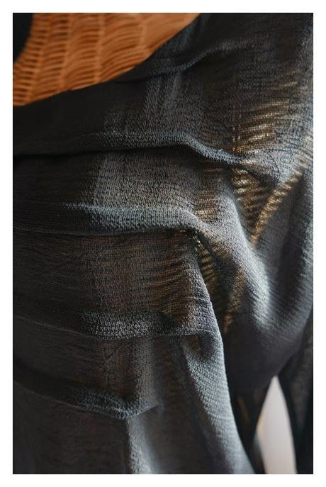 Tela de crep irregular que aporta buena caída a la prenda