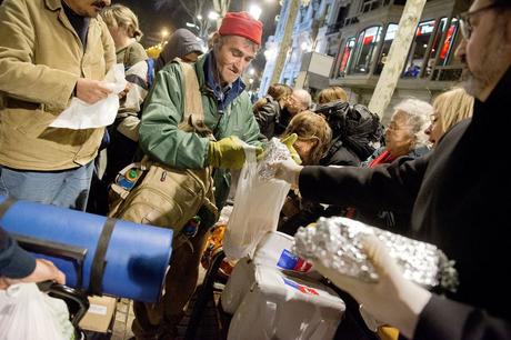 Más fotos de la “Tierra hostil” en España y sus colas del hambre, que la prensa del capital no quiere que veas