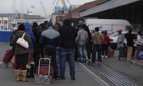 Más fotos de la “Tierra hostil” en España y sus colas del hambre, que la prensa del capital no quiere que veas