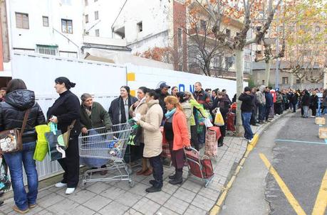 Más fotos de la “Tierra hostil” en España y sus colas del hambre, que la prensa del capital no quiere que veas