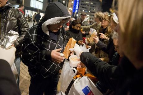 Más fotos de la “Tierra hostil” en España y sus colas del hambre, que la prensa del capital no quiere que veas