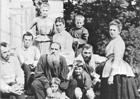 León Tolstói y sus esposa con ocho de sus trece hijos