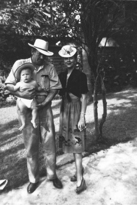John Steinbeck y su familia 1945