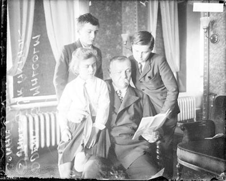 Arthur Conan Doyle leyendo a sus hijos