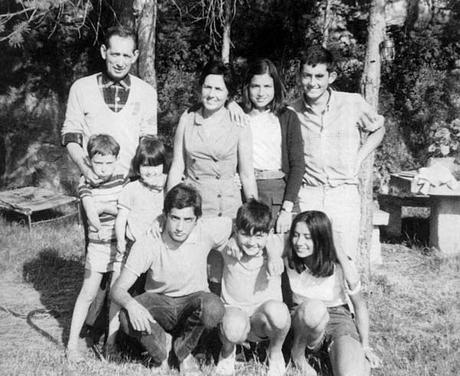 Miguel Delibes con su esposa y sus siete hijos