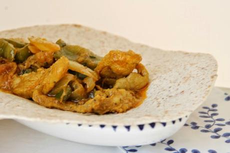 receta: rollitos de pan chapati relleno de cerdo especiado y verduritas