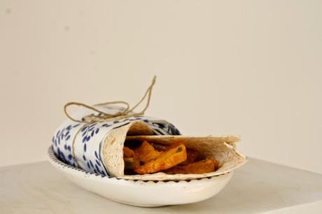 receta: rollitos de pan chapati relleno de cerdo especiado y verduritas