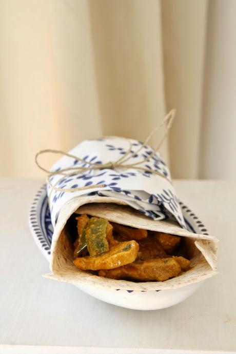 receta: rollitos de pan chapati relleno de cerdo especiado y verduritas