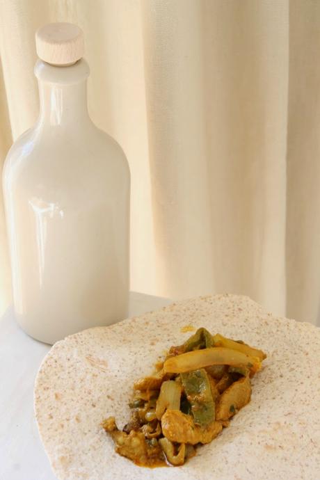 receta: rollitos de pan chapati relleno de cerdo especiado y verduritas