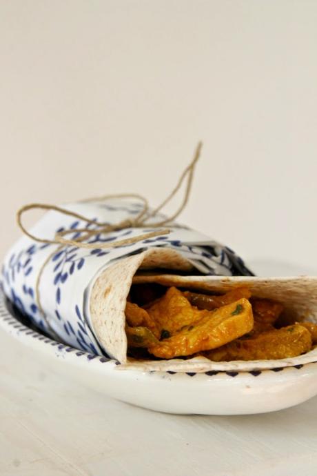 receta: rollitos de pan chapati relleno de cerdo especiado y verduritas