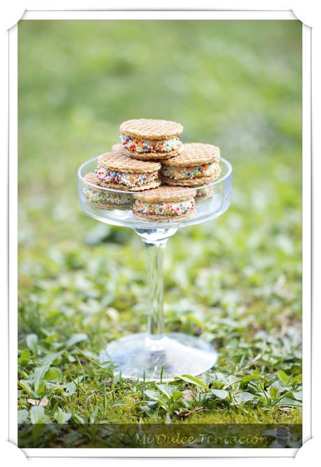 Mini Sandwiches de Gofres con Buttercream de Queso