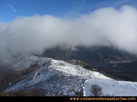 Ruta Carabanzo, Ranero: Vista de Moreda desde el pico Ranero