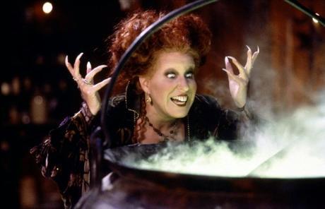 el retorno de las brujas, winnifred sanderson frente a un caldero con poción abracadabra