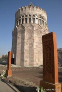 KHACHLAR E IGLESIA MODERNA A LA ENTRADA DEL COMPLEJO DE LA CATEDRAL DE ECHMIADZIN