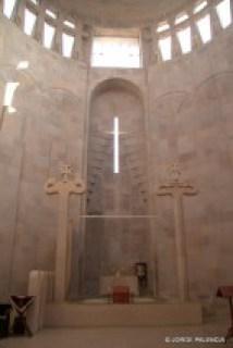 INTERIOR DE LA IGLESIA MODERNA A LA ENTRADA DEL COMPLEJO DE LA CATEDRAL DE ECHMIADZIN