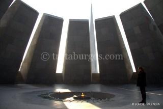 BEA JUNTO A LA LLAMA ETERNA EN EL MEMORIAL DEL GENOCIDIO ARMENIO, YEREVÁN