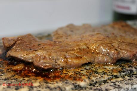 Chuletón de buey a la piedra con salsa chimichurri