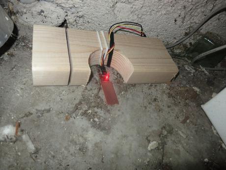 Un monitor con Netduino Sensor sujeta con cintas para el pelo