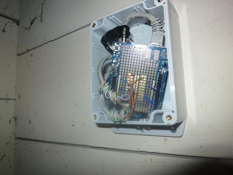 Un monitor con Netduino Instalado en la caja de Proyecto