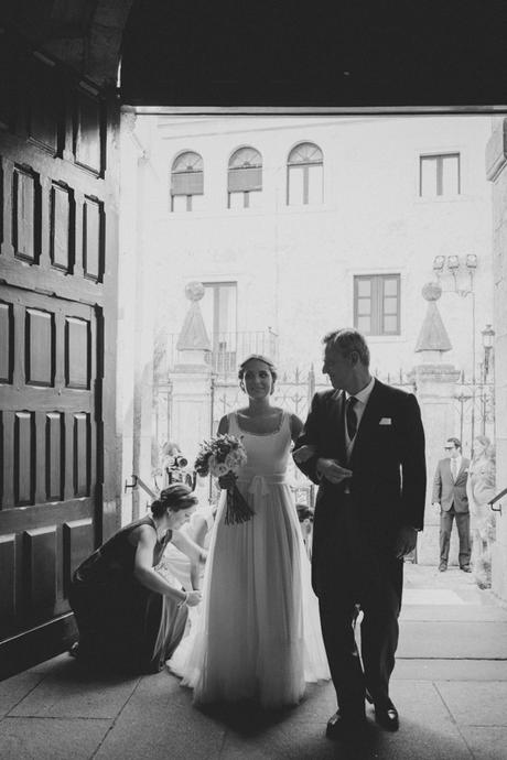 Entrada de novia y padrino a la iglesia