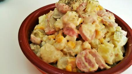 Ensalada alemana con salchichas veganas