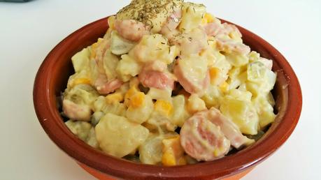 Ensalada alemana con salchichas veganas