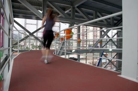 pista de correr cubierta dentro de un gimnasio