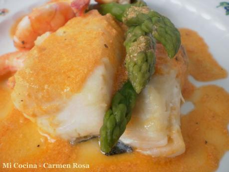 LOMOS DE BACALAO AL HORNO CON SALSA DE LANGOSTINOS Y ESPÁRRAGOS