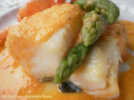 LOMOS DE BACALAO AL HORNO CON SALSA DE LANGOSTINOS Y ESPÁRRAGOS
