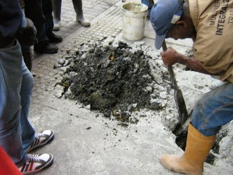 EL RECREO - Continúan los trabajos de localización brote de aguas negras en  la Calle Unión